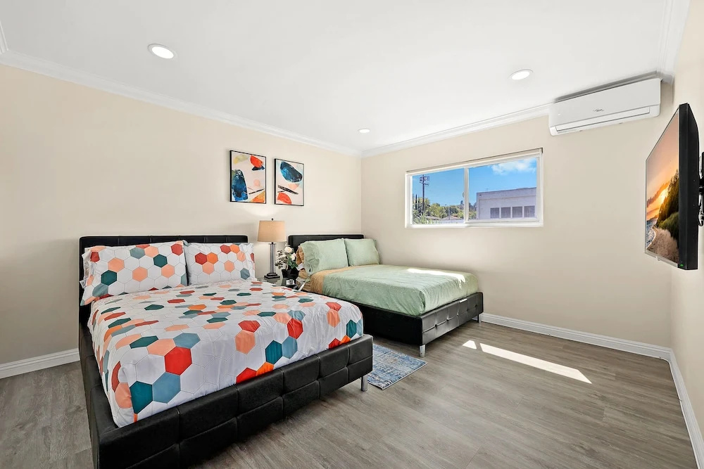 Sunny & Cheerful Near I-10 ~ Queen Beds ~ Parking, photo 5