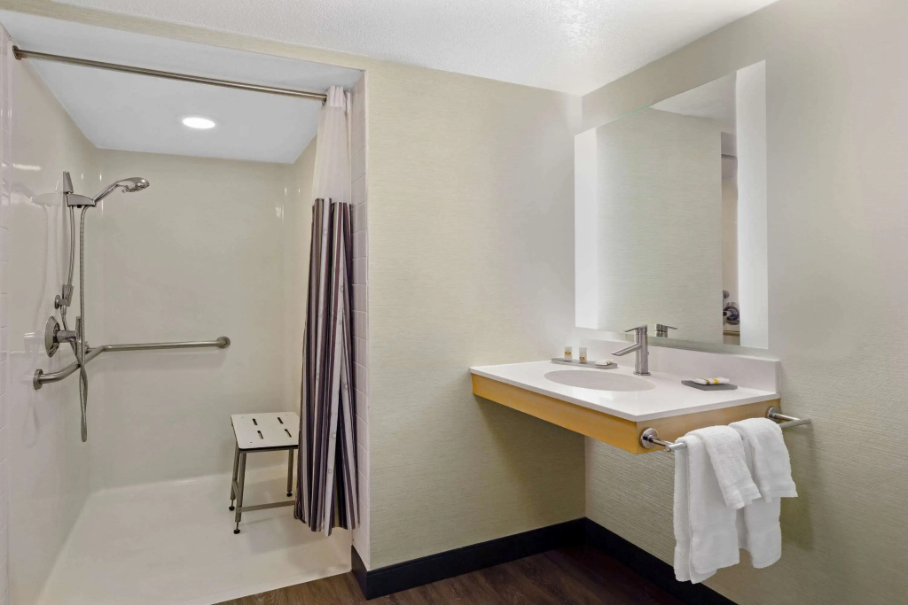 La Quinta Inn & Suites by Wyndham San Francisco Airport N — photo 8
