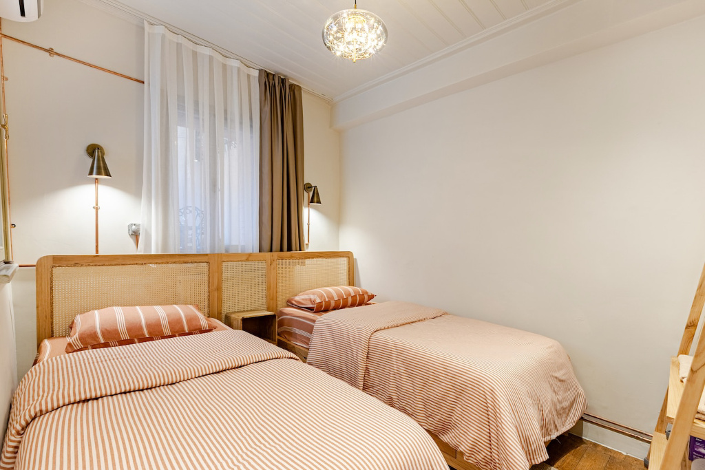 Two-Bedroom in Historic Mansion Old Town Flat — photo 3