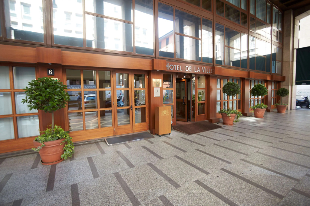 Sina De la Ville Hotel