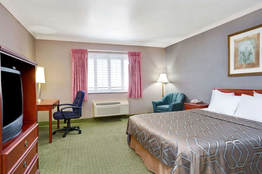 Days Inn by Wyndham West Covina, photo 4