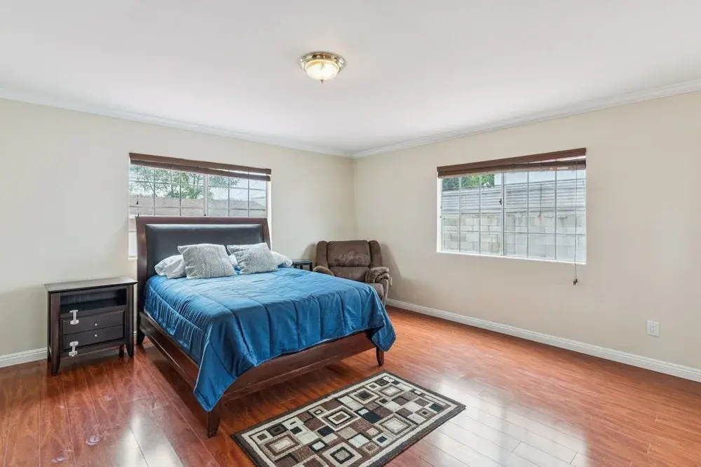 Russell House Near Hollywood & Griffith Park 3 Bedroom Home — photo 4