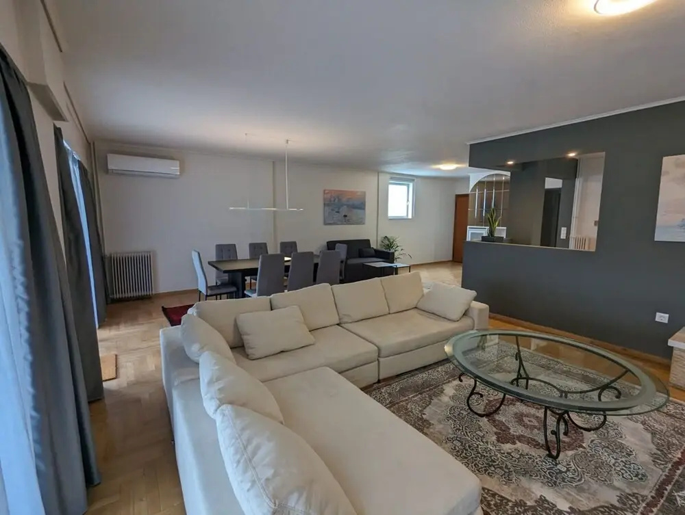 Spacious and Sunlit Seaside Flat — photo 4