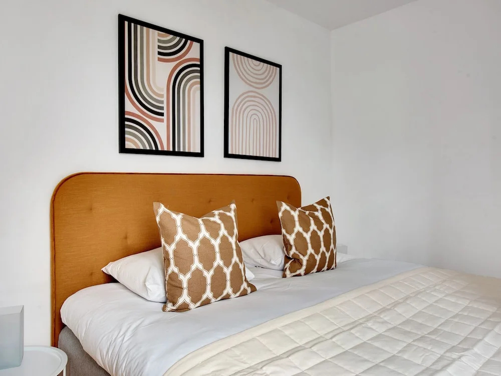 Constantin - Chic 2-bdr Apt With Balcony — photo 3