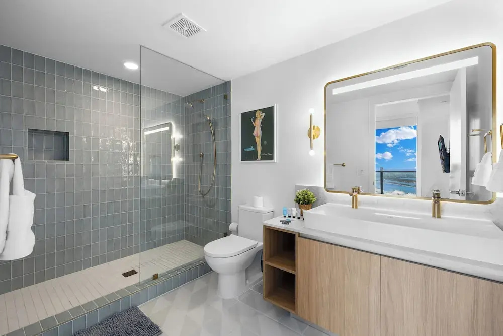Luxury Downtown Condos with City Views — photo 8