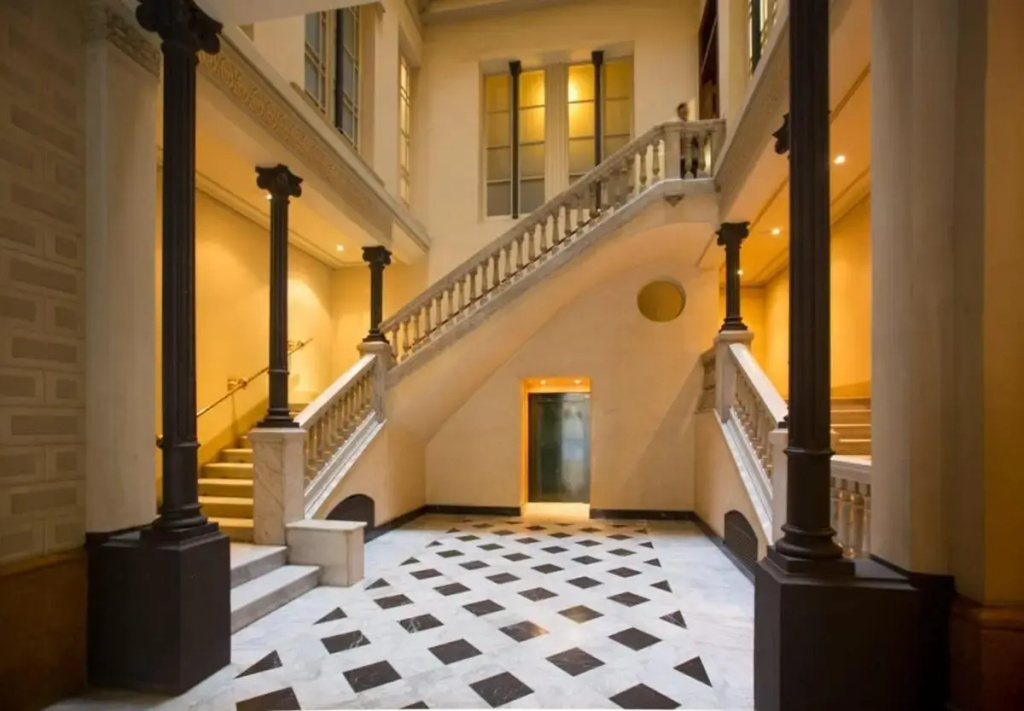 Elegant 3-bedroom Apartment in the Heart of BCN