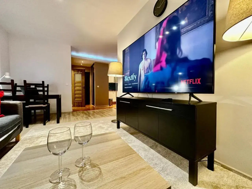 DECOR 2 metro fast WiFI 55’TV Netflix HBO cozy — photo 5