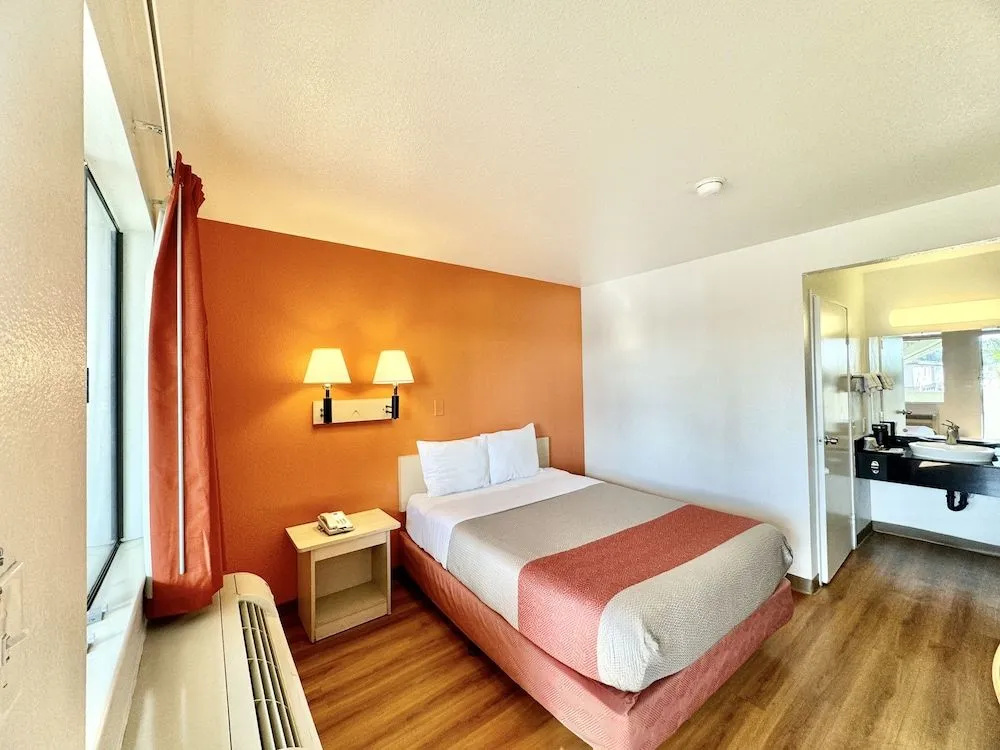 Studio 6 Suites – Bellflower, Ca  - Los Angeles — photo 6