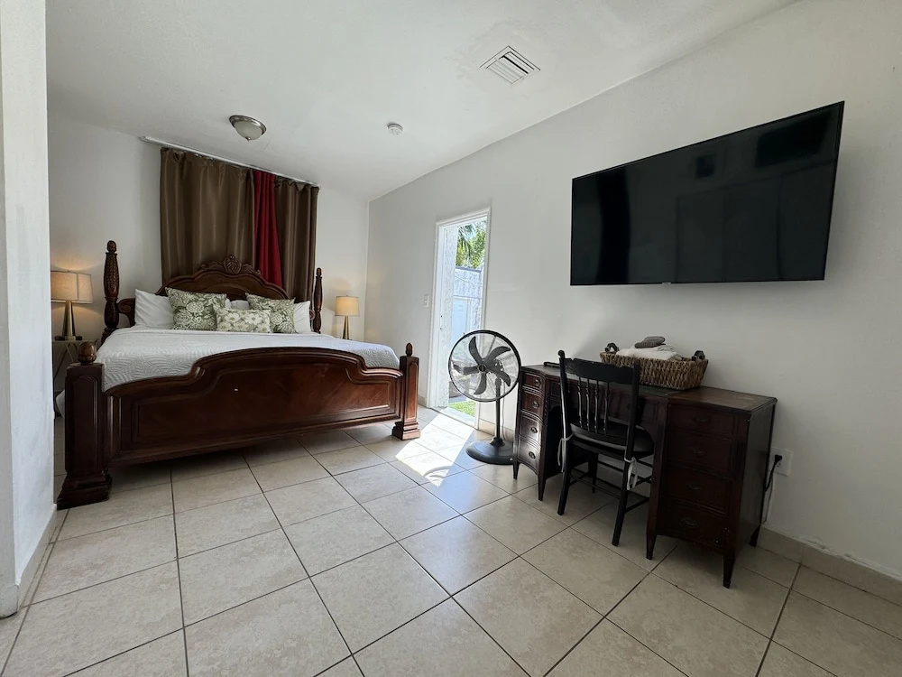 Miami Vacation Home 4 bedroom Parking., photo 5