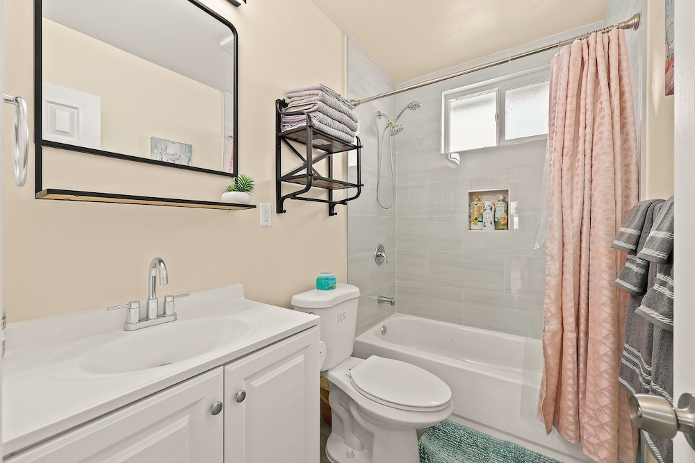 Sunny & Cheerful Near I-10 ~ Queen Beds ~ Parking — photo 8
