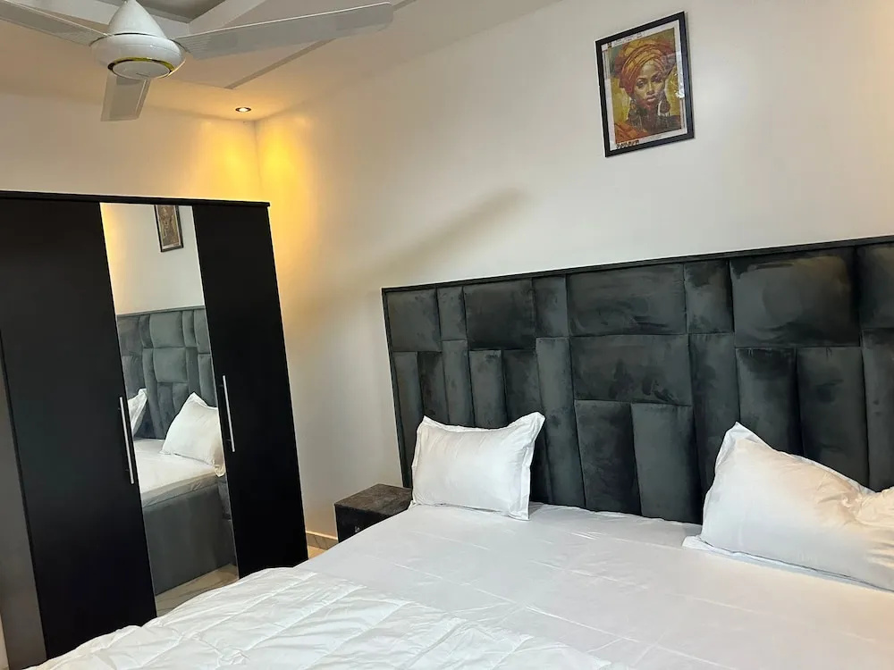 Luxe Apt #4the Retreat Apartments — photo 3