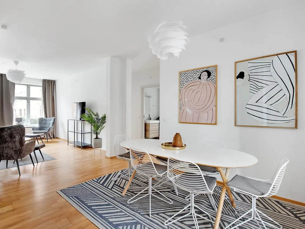 Constantin - Chic 2-bdr Apt With Balcony — photo 6