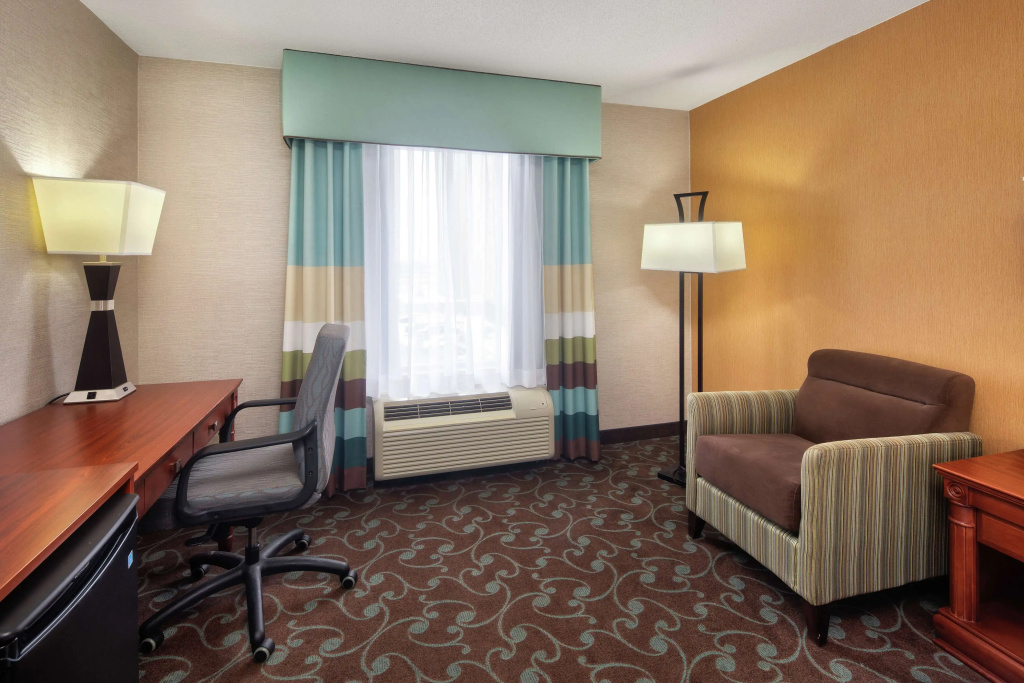 Hampton Inn & Suites by Hilton Toronto Airport, photo 5
