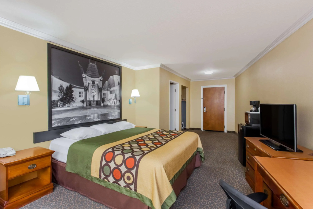 Super 8 by Wyndham Los Angeles Downtown — photo 4