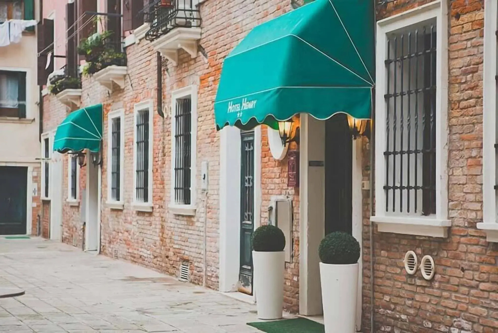 Hotel Henry