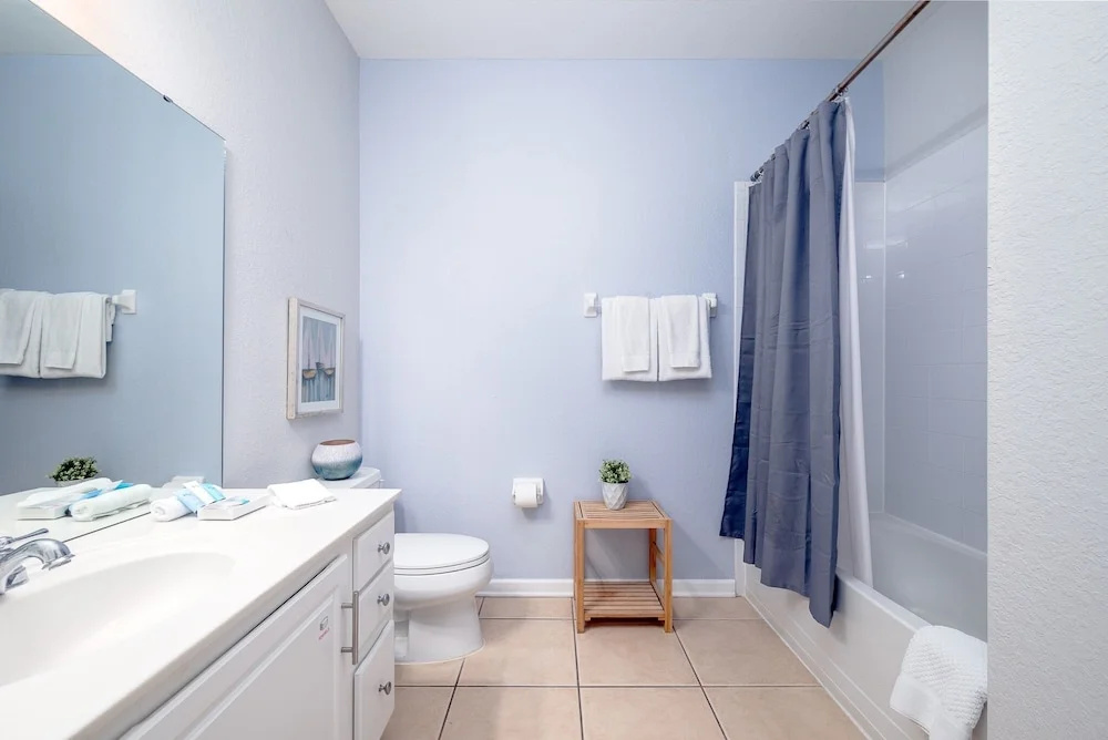 Casa Lucia Lakeview 3 Bedroom Condo by RedAwning — photo 7