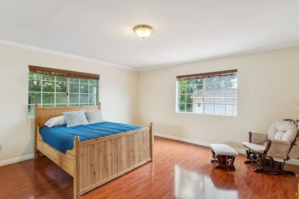 Russell House Near Hollywood & Griffith Park 3 Bedroom Home — photo 3
