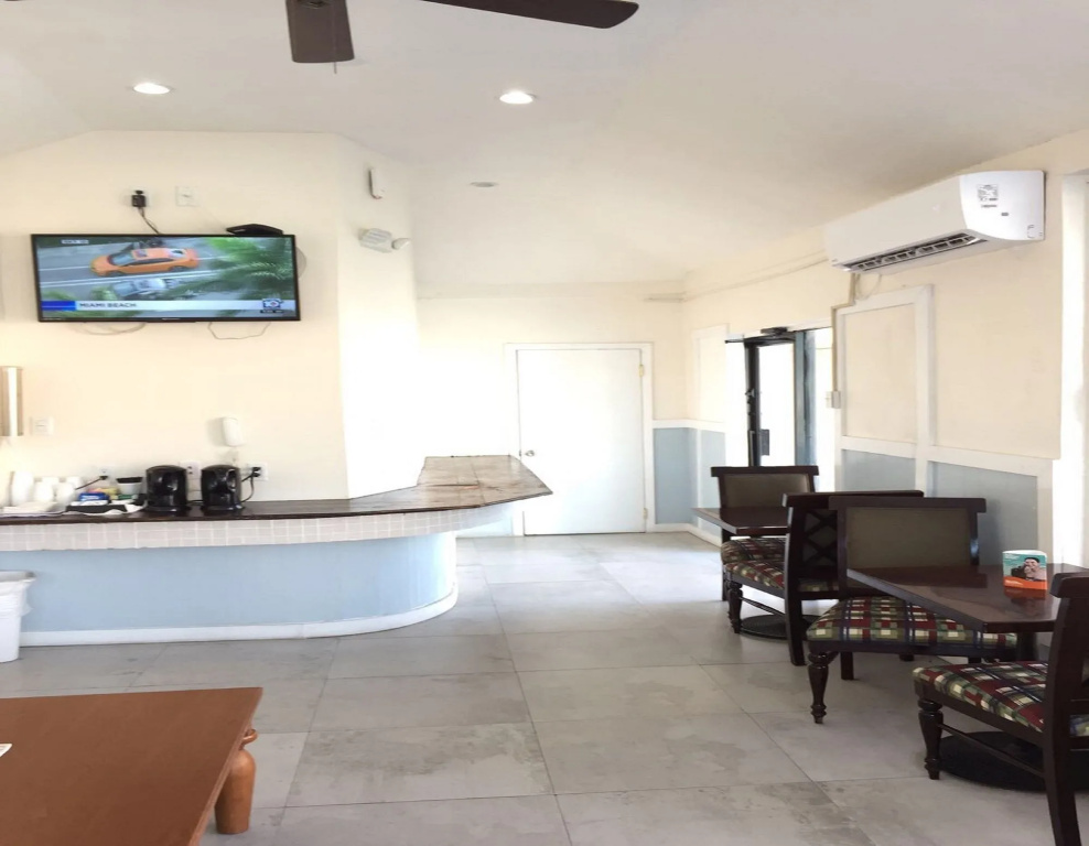 The Colony Club Inn & Suites, photo 3