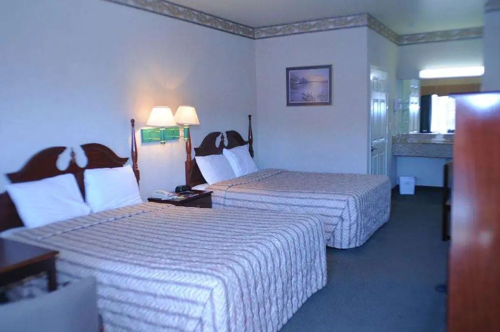 Mid City Inn and Suites — photo 6