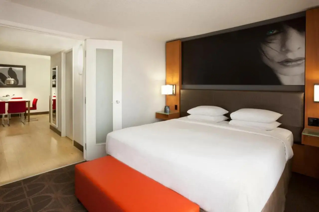 Hilton Toronto Airport Hotel & Suites, photo 3