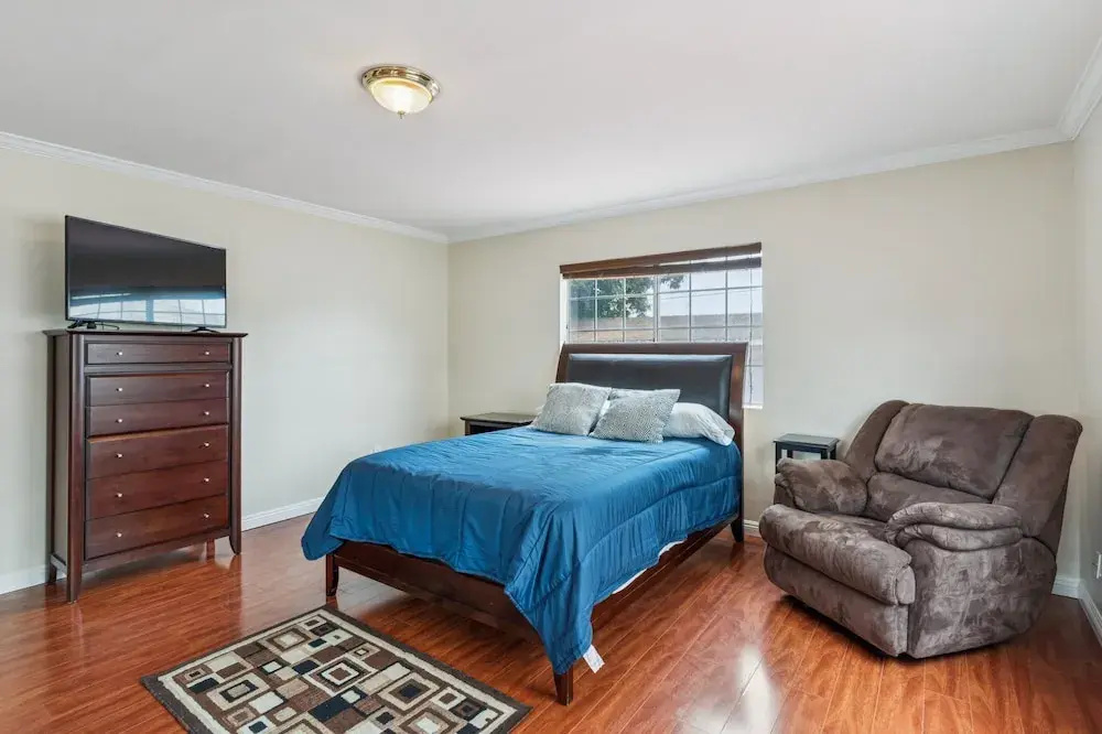 Russell House Near Hollywood & Griffith Park 3 Bedroom Home — photo 6