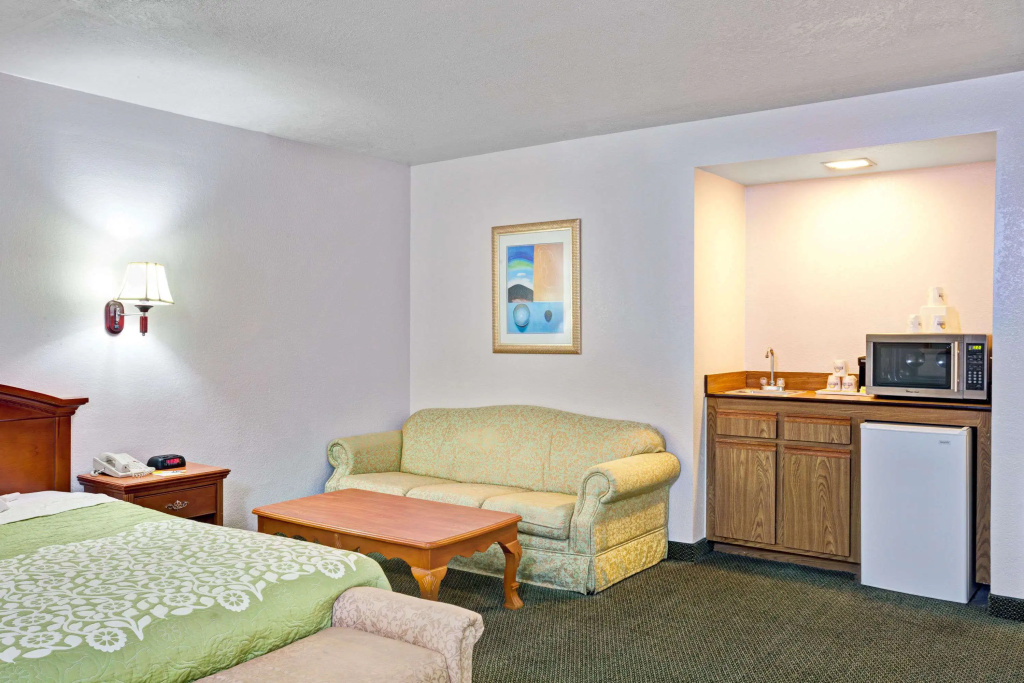 Days Inn & Suites by Wyndham Fullerton — photo 2
