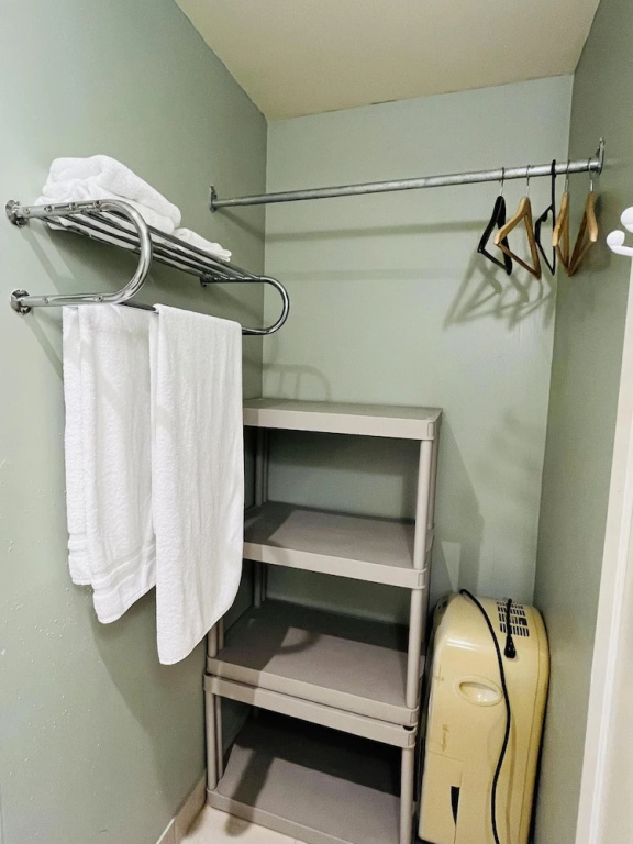 Moe's Suite Hotel — photo 6