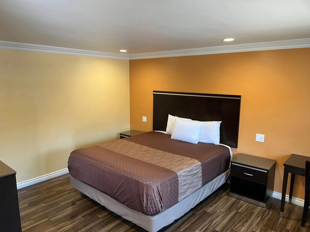 Walnut Inn & Suites West Covina, photo 2