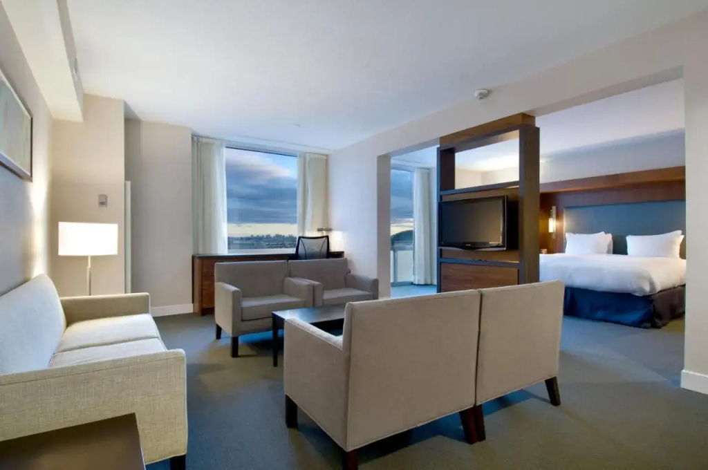 Hilton Toronto Airport Hotel & Suites — photo 7