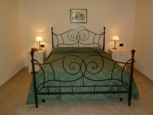 Melia Sinai, photo 4