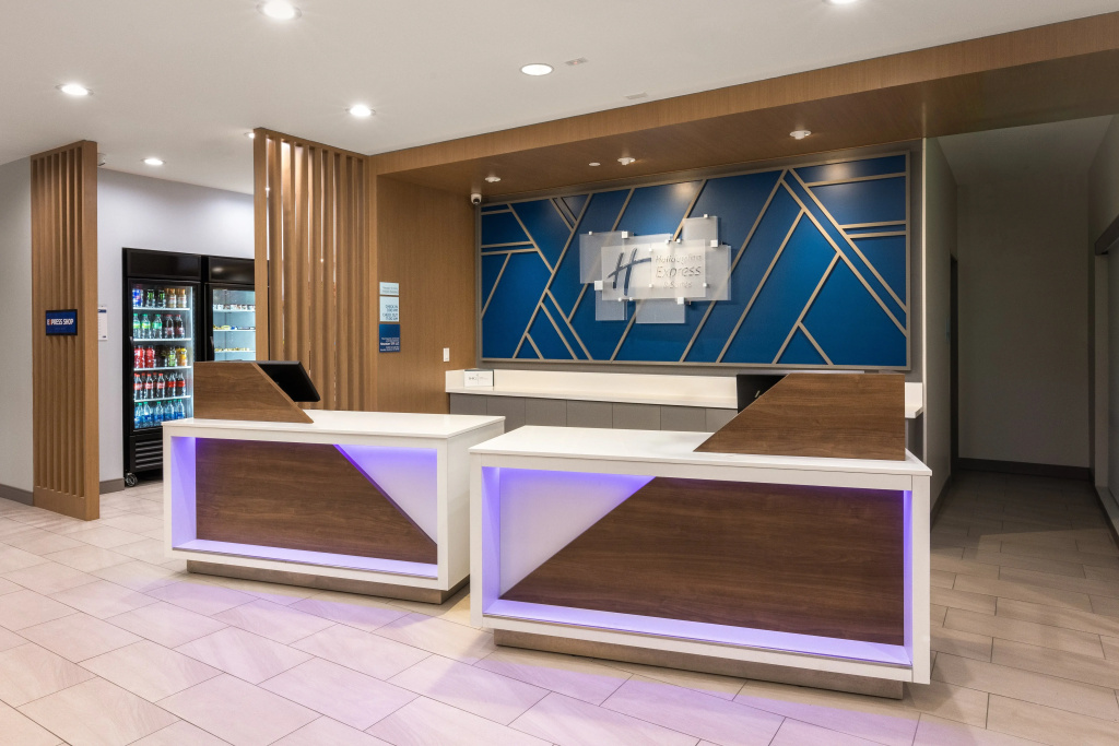Holiday Inn Express & Suites Hawaiian Gardens, photo 2