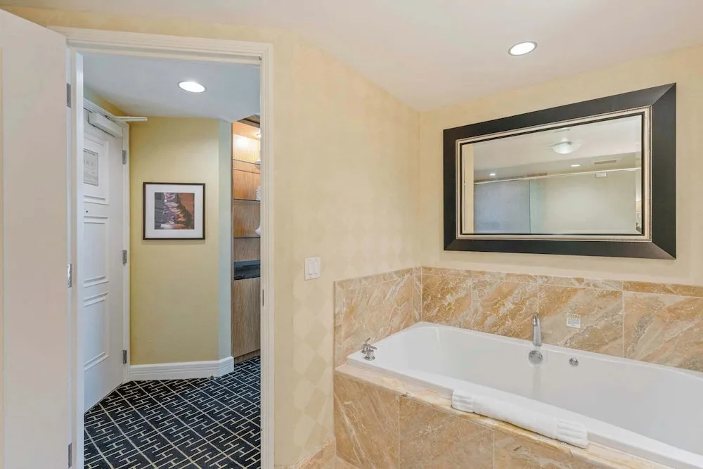 Renovated Trump Hotel Las Vegas Studio Strip Views 2803 — photo 8