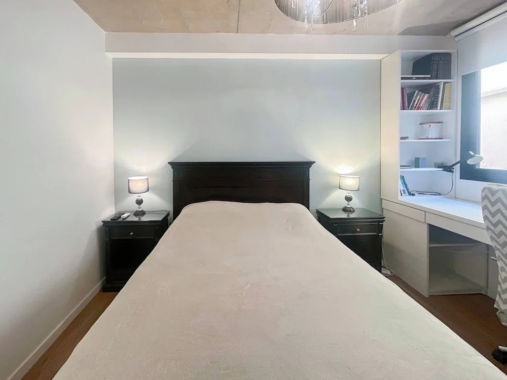 Urban Retreat Elegant Modern Apartment With Balcony in Villa del Parque