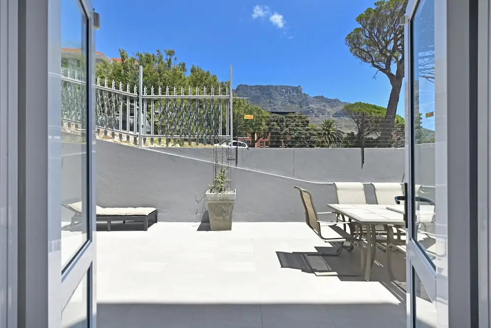 Spacious One Bed Table Mountain Views — photo 6