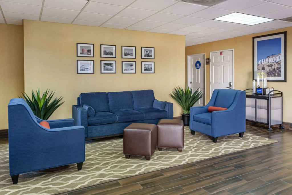 Comfort Inn & Suites Near Universal - N. Hollywood - Burbank — photo 2