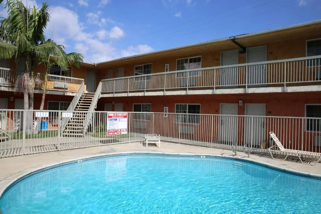 Chateau Inn and Suites — photo 8