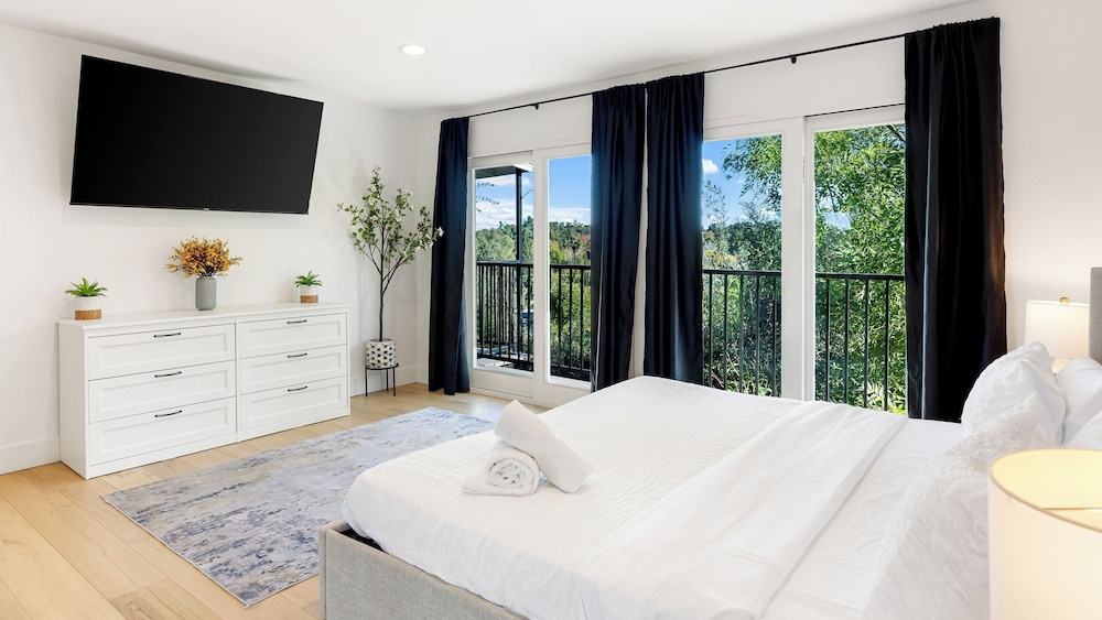 Scenic LA Stay Near Ventura Blvd With Deck, Games, Fireplace & Outdoor Dining Marmol Vista by Avantstay — photo 5