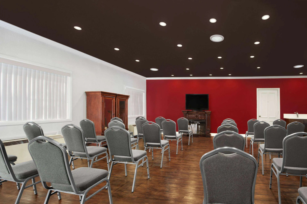 Ramada by Wyndham Torrance — photo 8