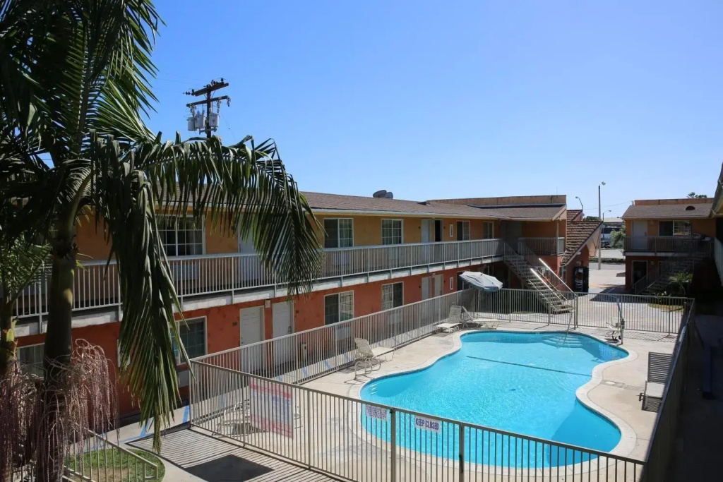 Chateau Inn and Suites — photo 7
