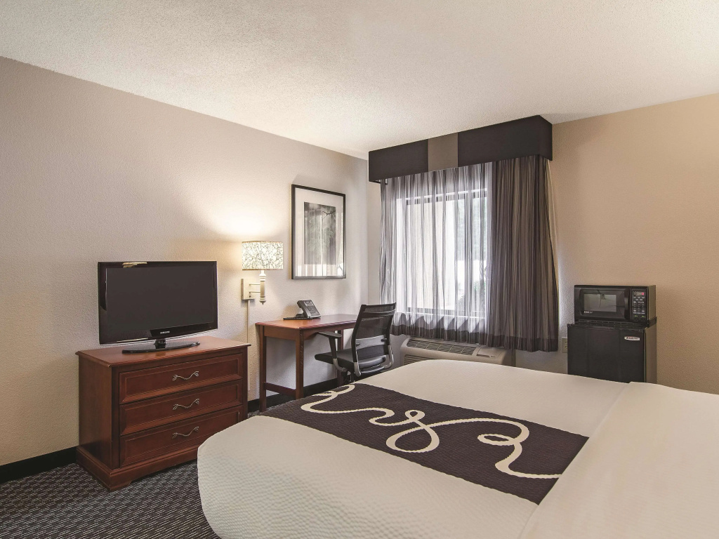 La Quinta Inn & Suites by Wyndham Miami Airport East — photo 6
