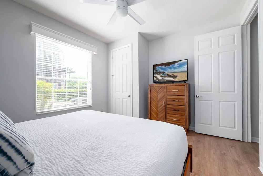 Casa Lucia Lakeview 3 Bedroom Condo by RedAwning — photo 6