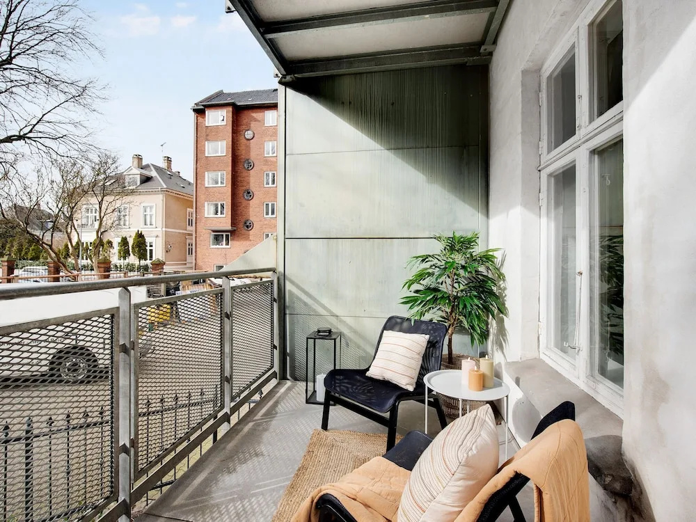 Constantin - Chic 2-bdr Apt With Balcony — photo 7