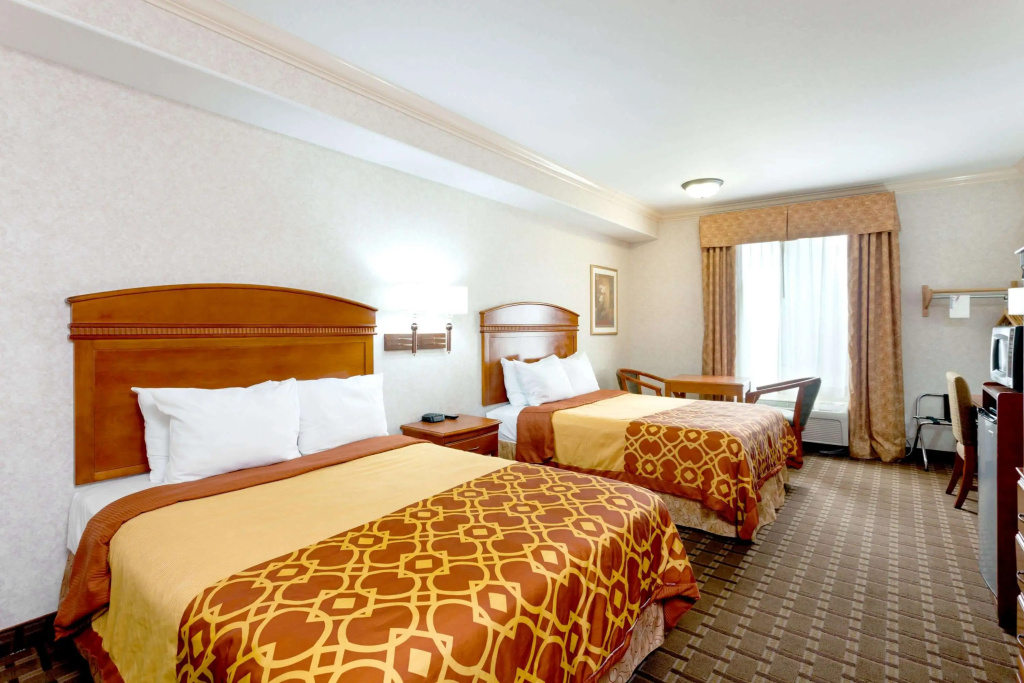 Howard Johnson Hotel & Suites by Wyndham Pico Rivera, photo 3
