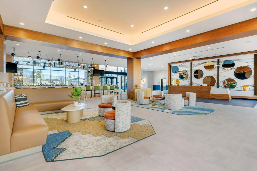 Cambria Hotel Burbank Airport, photo 2