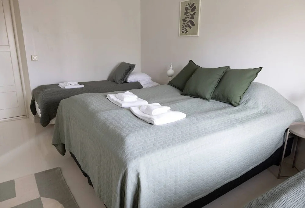 2ndhomes Cozy 2BR Home w Balcony & Sauna, photo 4