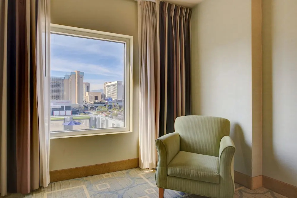 Sapphire Skyline Premium Suite — photo 8