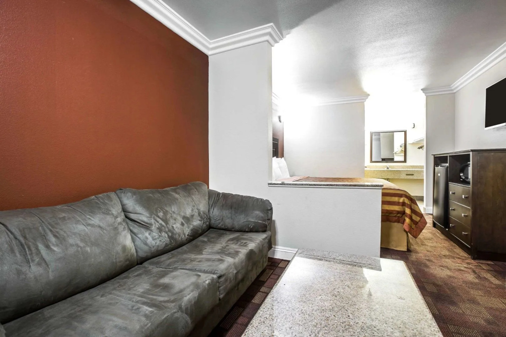 Pico Rivera Inn and Suites — photo 7