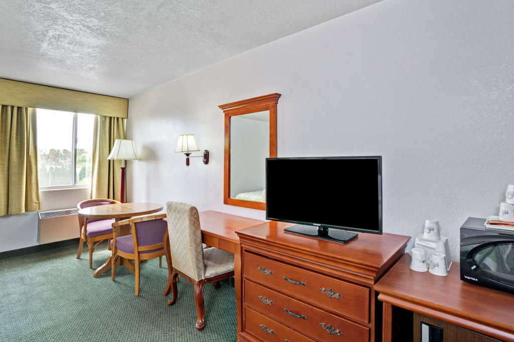 Days Inn & Suites by Wyndham Fullerton — photo 6