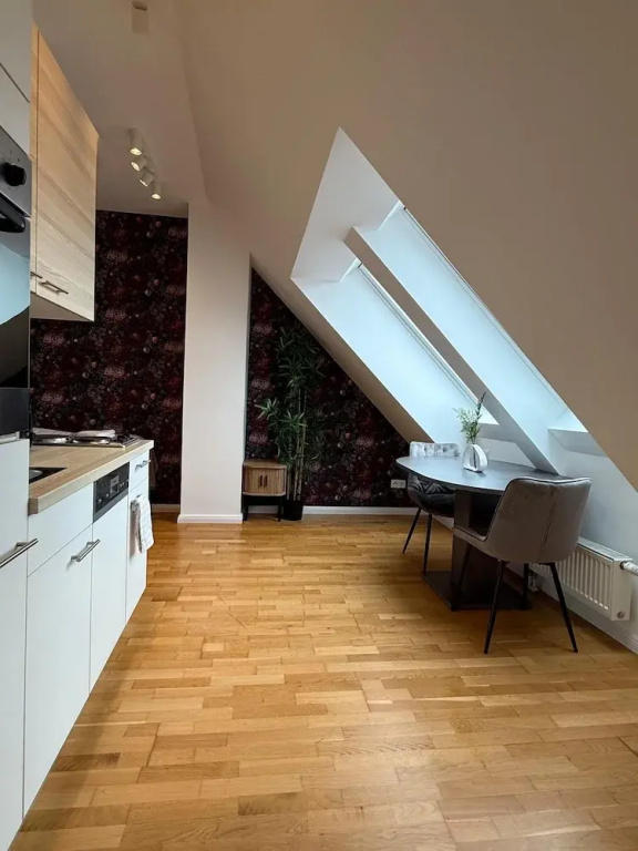 Stylish 1BR Apt Balcony AC City Center — photo 4