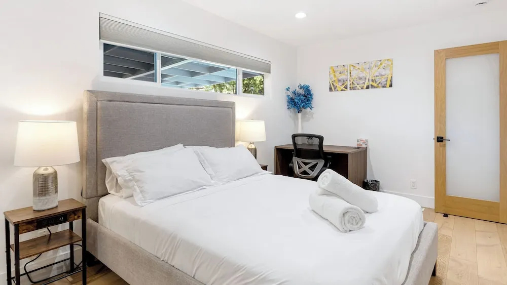 Scenic LA Stay Near Ventura Blvd With Deck, Games, Fireplace & Outdoor Dining Marmol Vista by Avantstay — photo 4